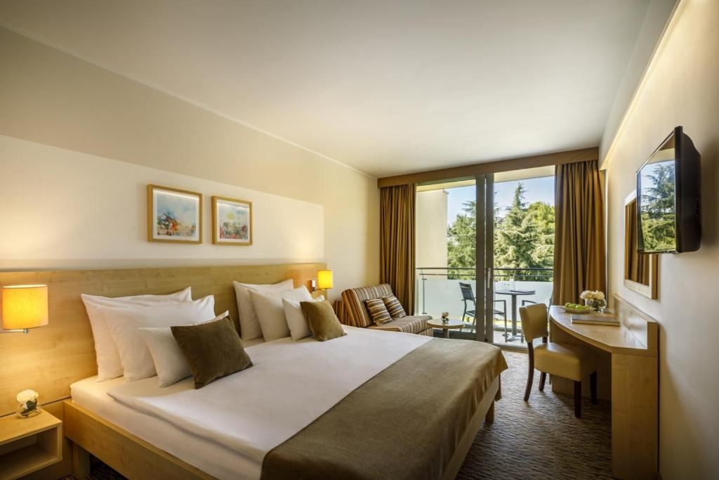 rooms-triple-superior-room-balcony