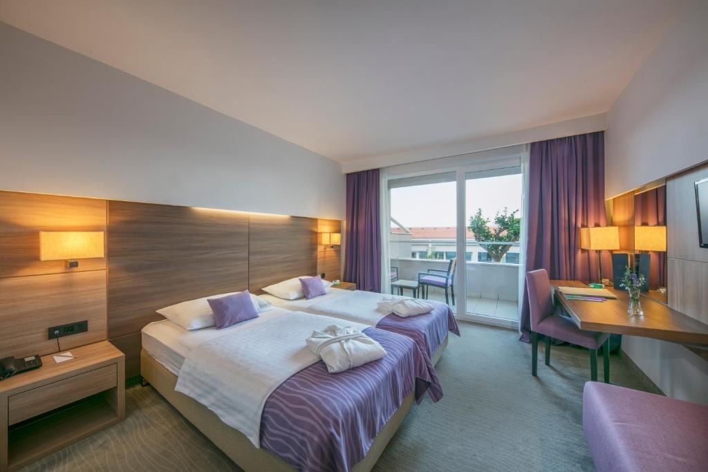 rooms-double-standard-room-park-view-balcony