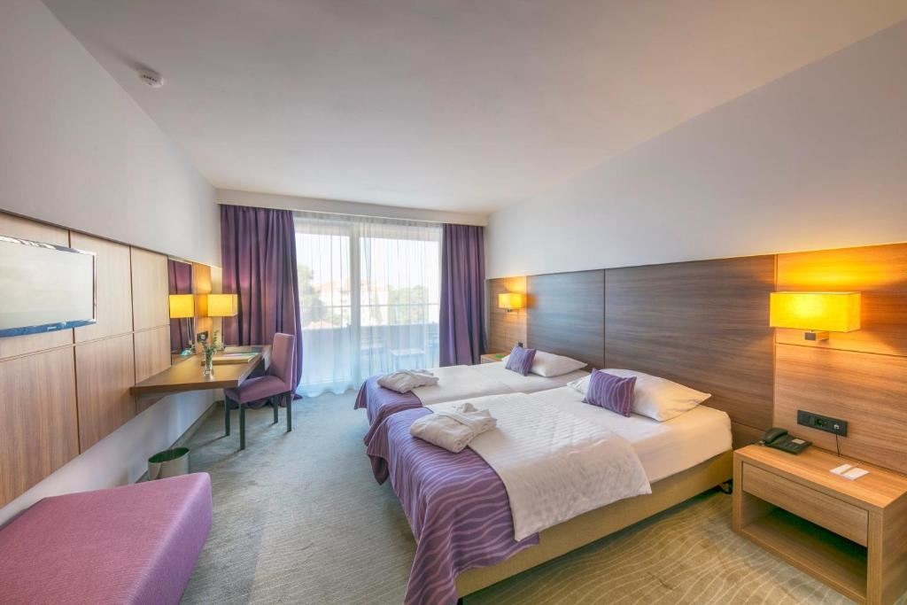 rooms-double-standard-room-seaside-balcony