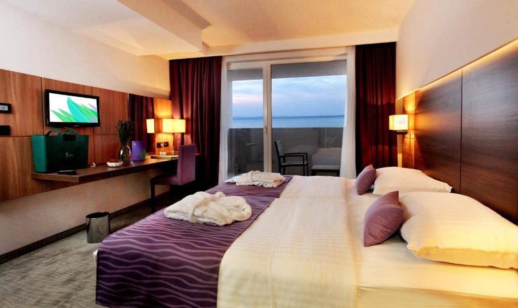 rooms-suite-seaview-balcony