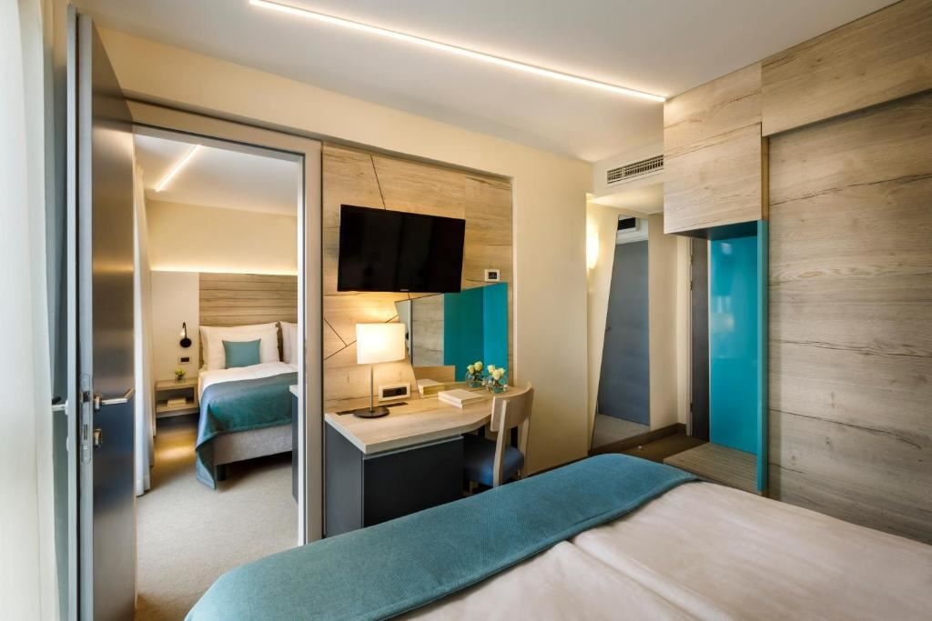 rooms-2-connectingrooms-standard-familyroom