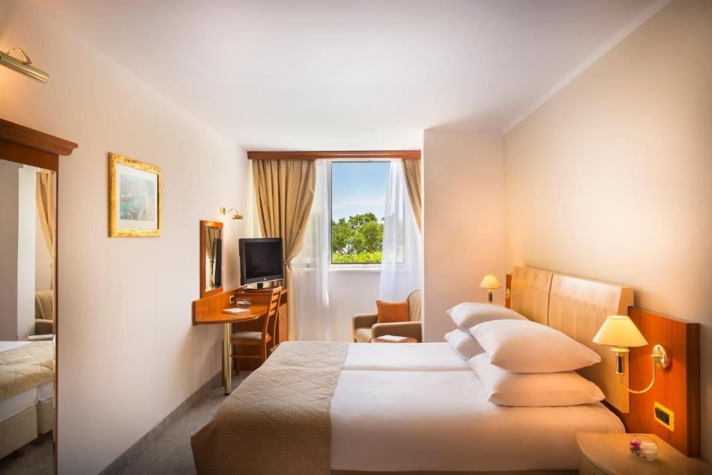 rooms-2-bedroom-superior-familysuite-seaside-balcony