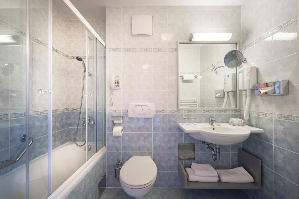 rooms-triple-superior-room-seaside-balcony