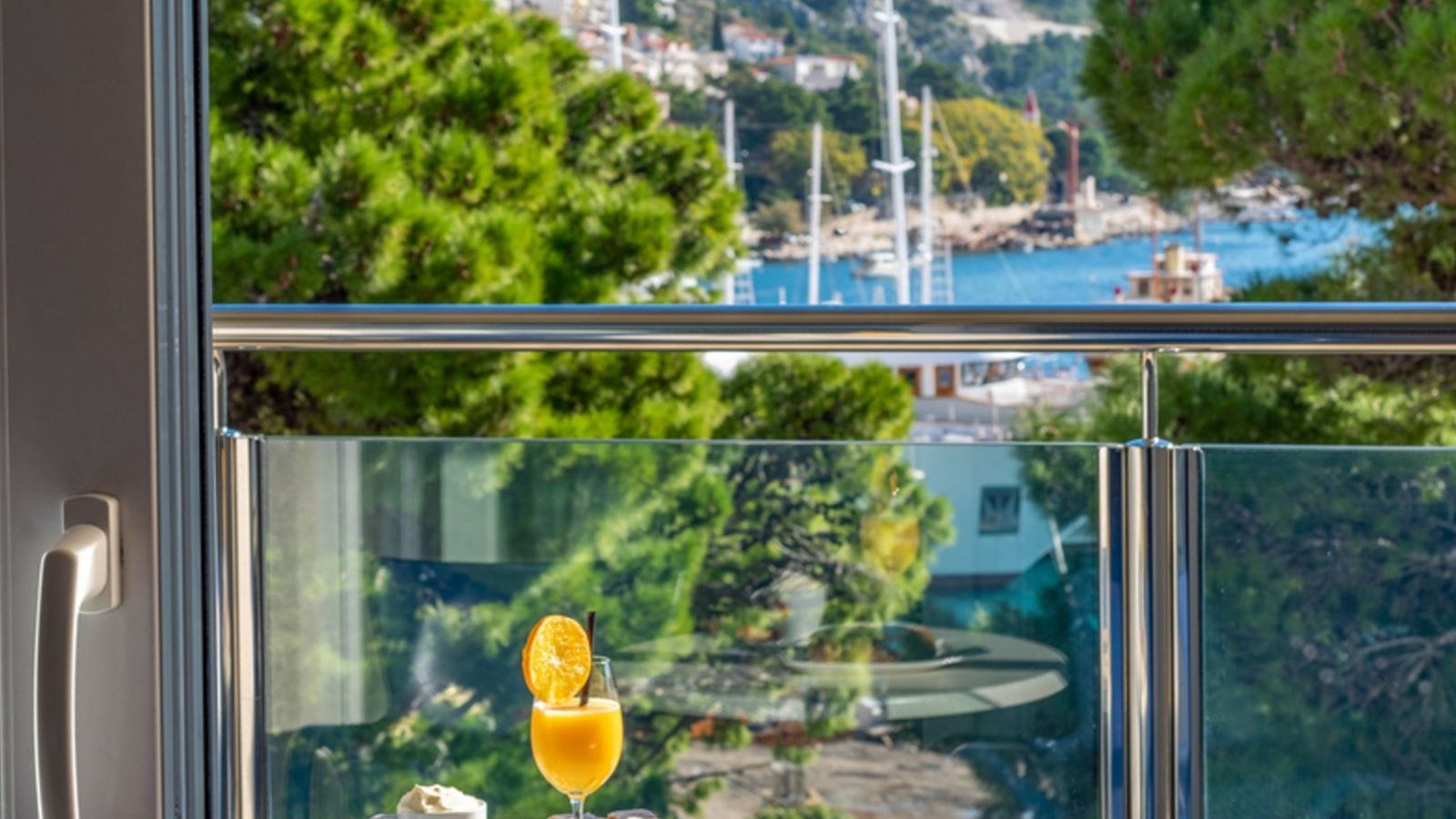 rooms-superior-room-seaside-balcony