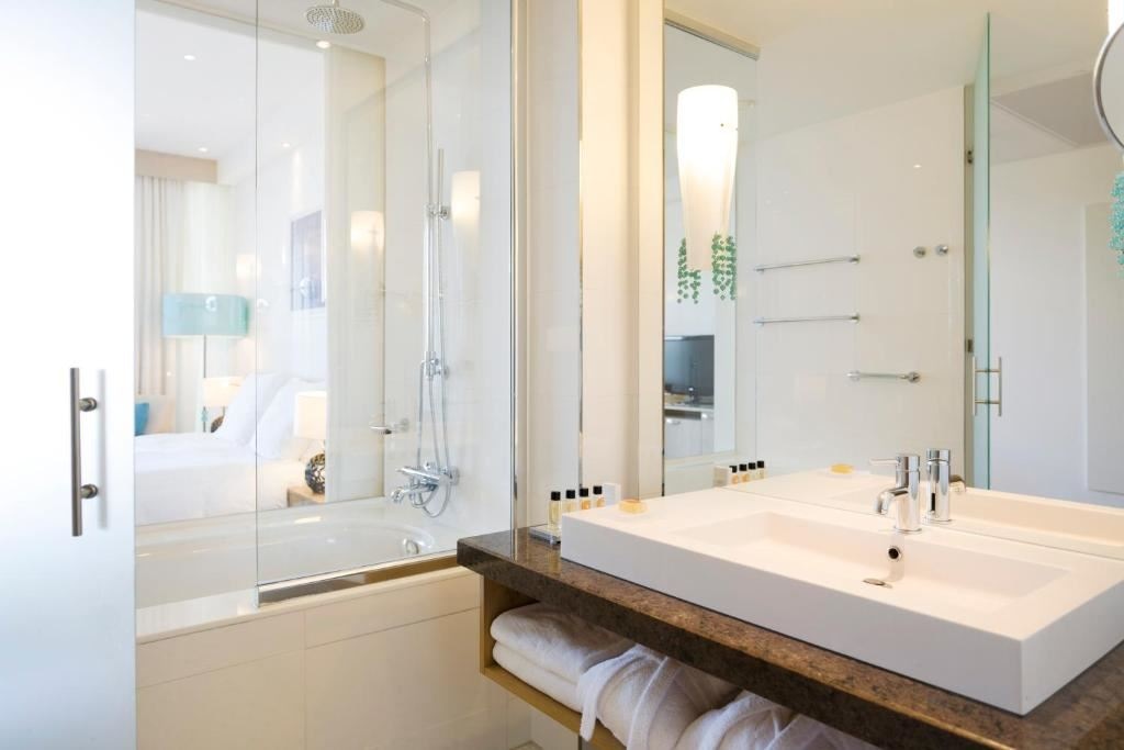 rooms-deluxe-room-seaview-balcony