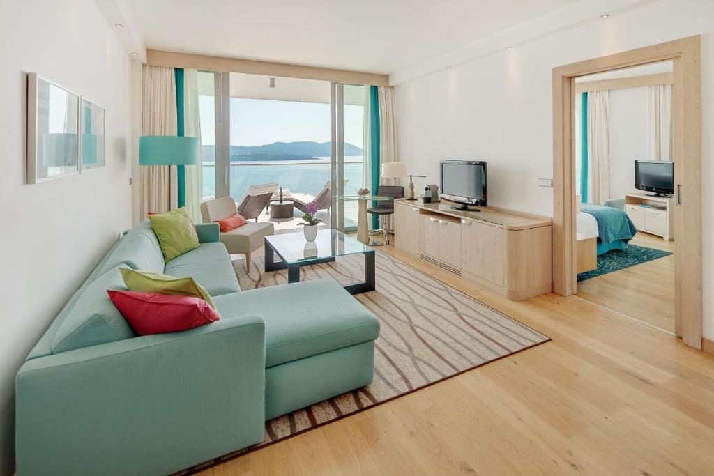 rooms-deluxe-suite-seaview-balcony