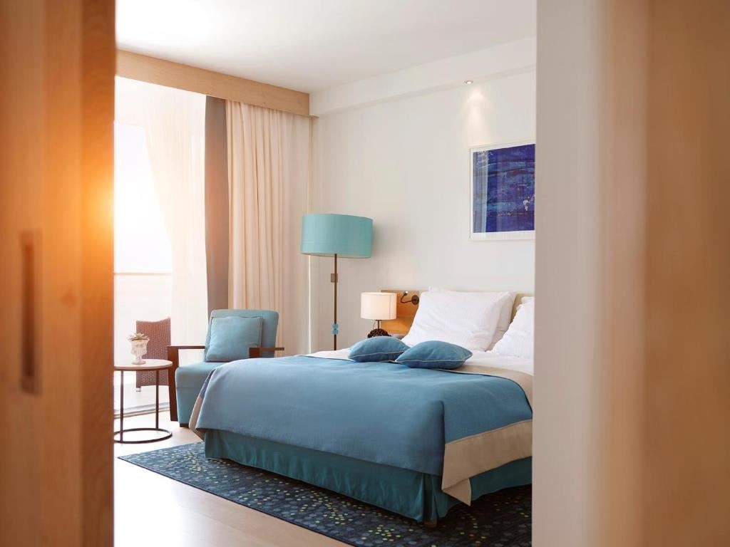 rooms-deluxe-suite-seaview-balcony