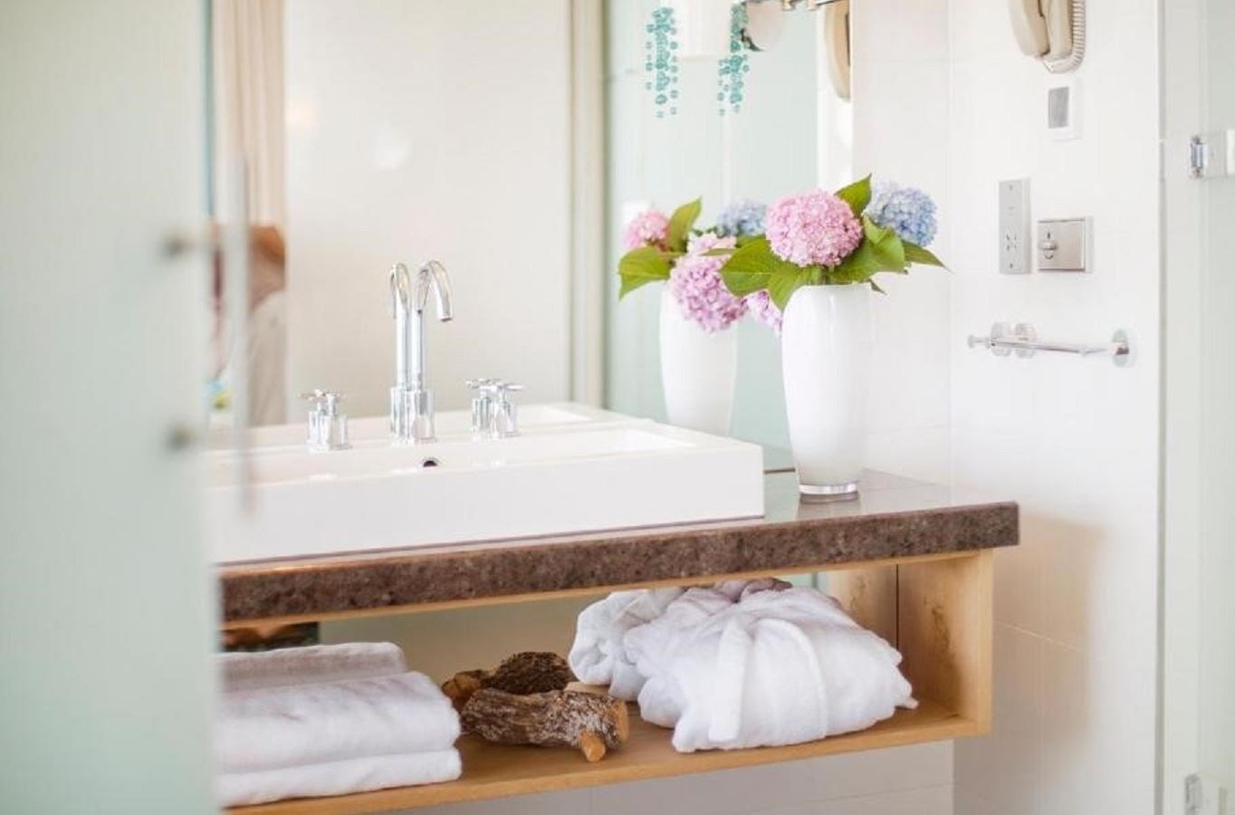 rooms-deluxe-suite-seaview-balcony