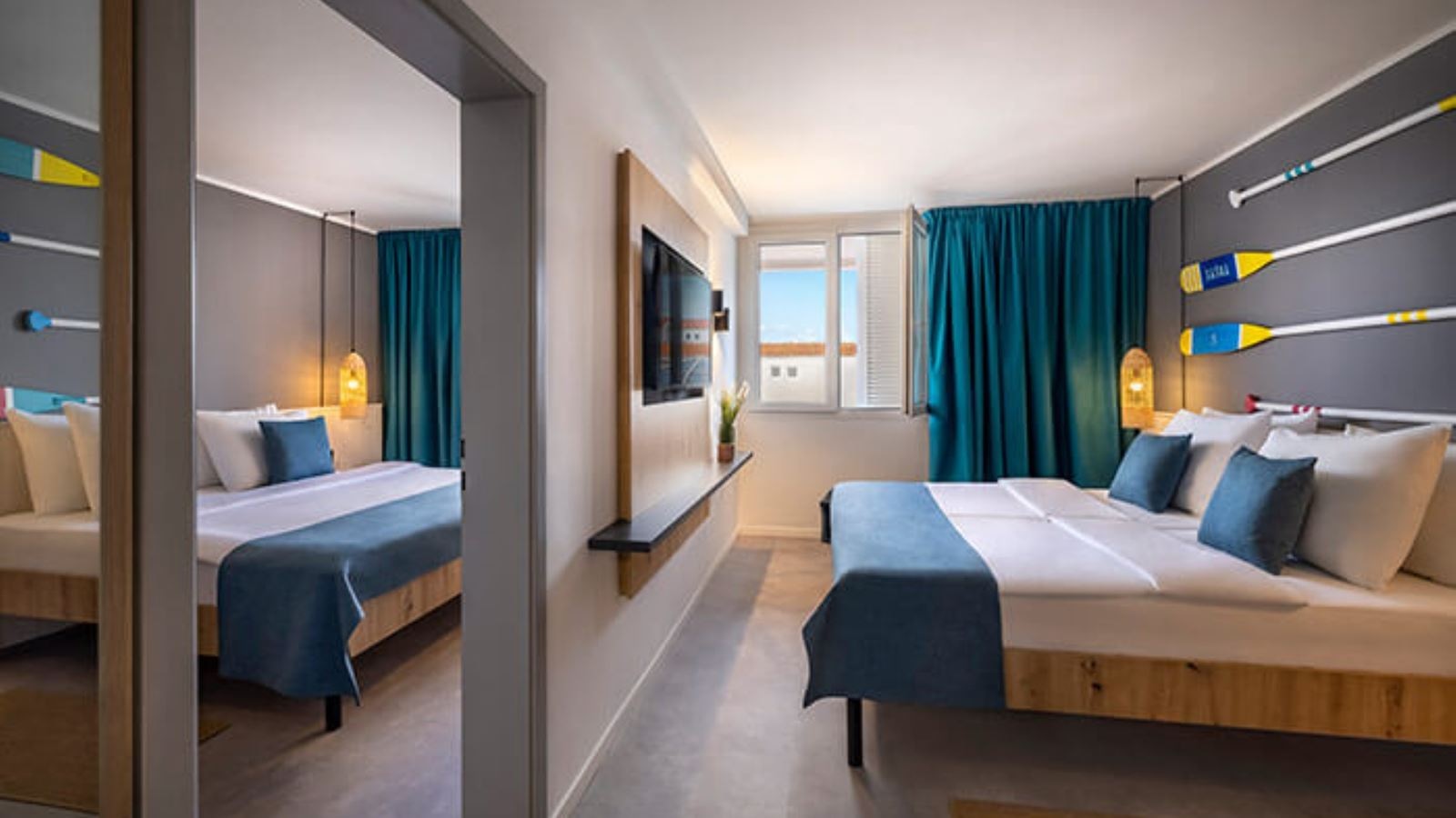 rooms-standard-familyroom-balcony