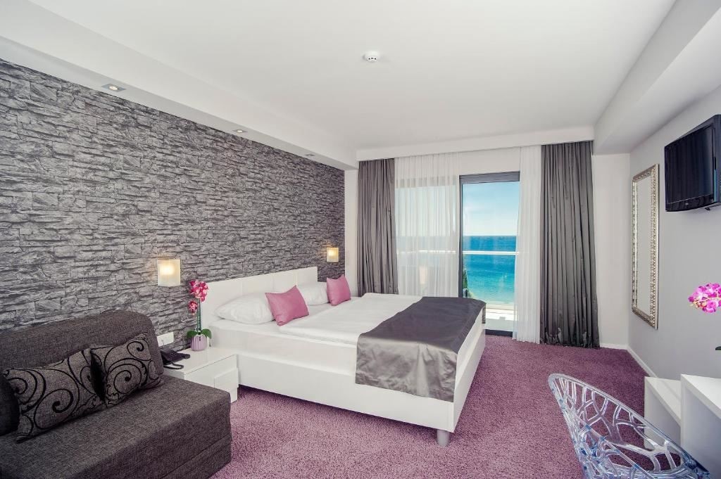 rooms-juniorsuite-seaview-balcony