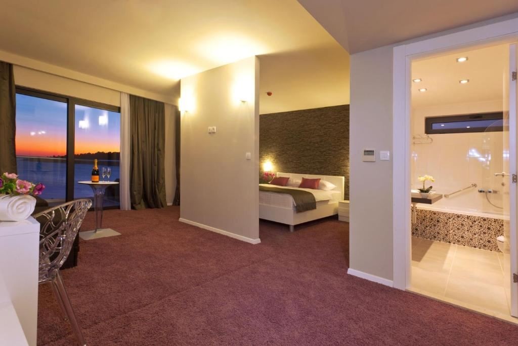 rooms-deluxe-juniorsuite-seaview-balcony