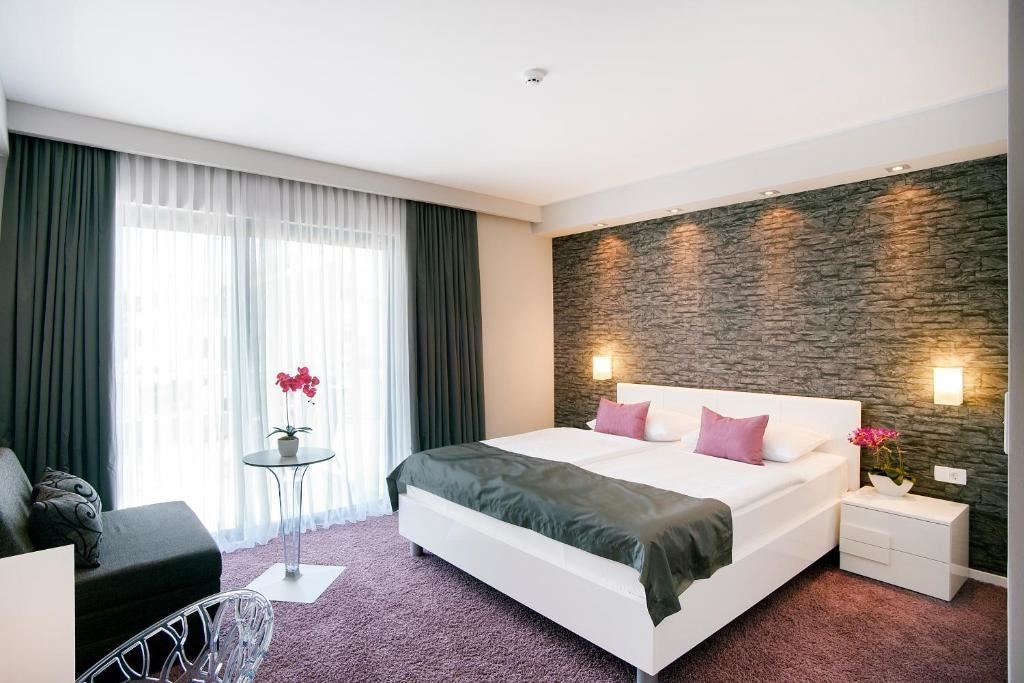 rooms-superior-room-seaside-balcony