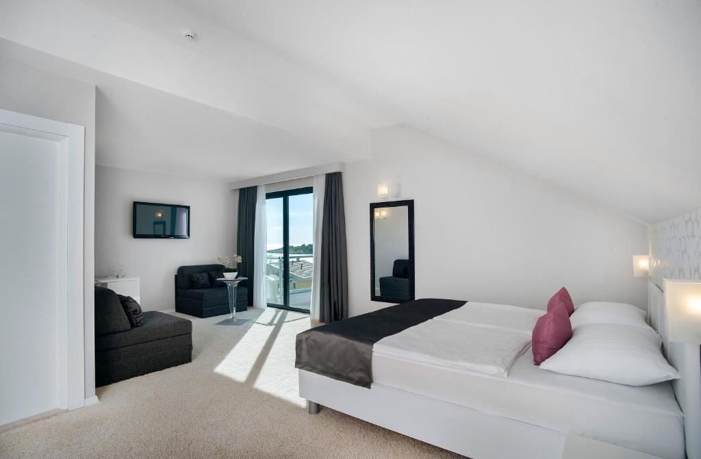 rooms-life-suite-seaside-balcony