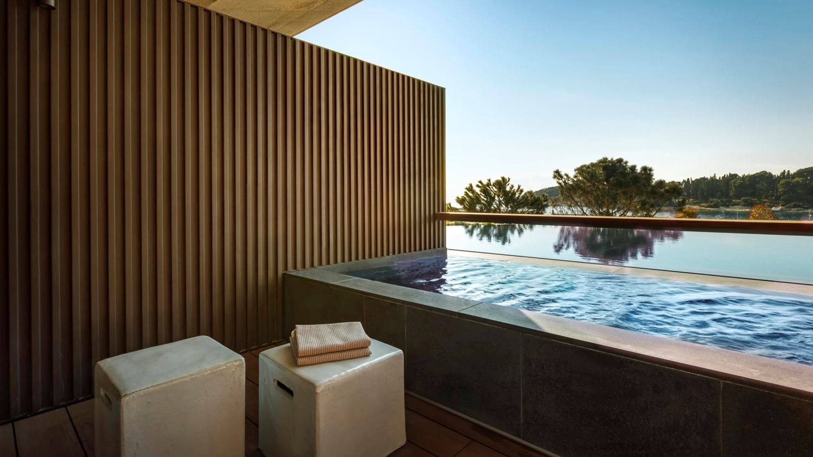 rooms-double-deluxe-room-seaview-balcony