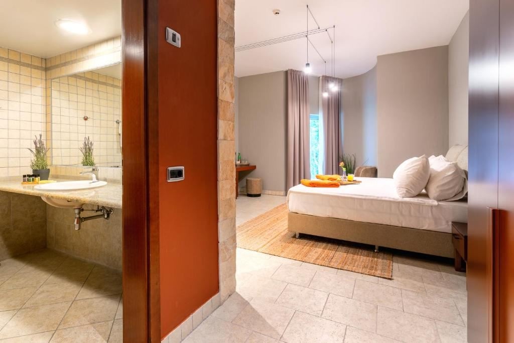 rooms-standard-room-frenchbalcony