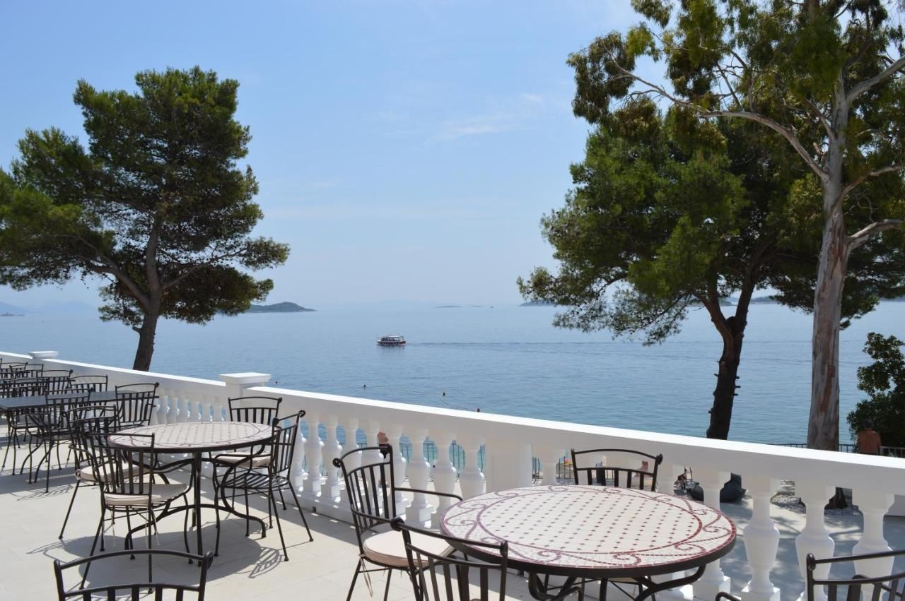 restaurants-restaurant