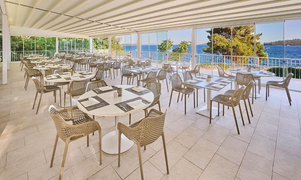 restaurants-restaurant