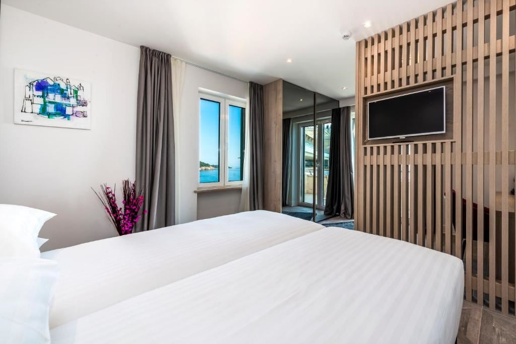 rooms-superior-room-sea-view-balcony-or-terrace