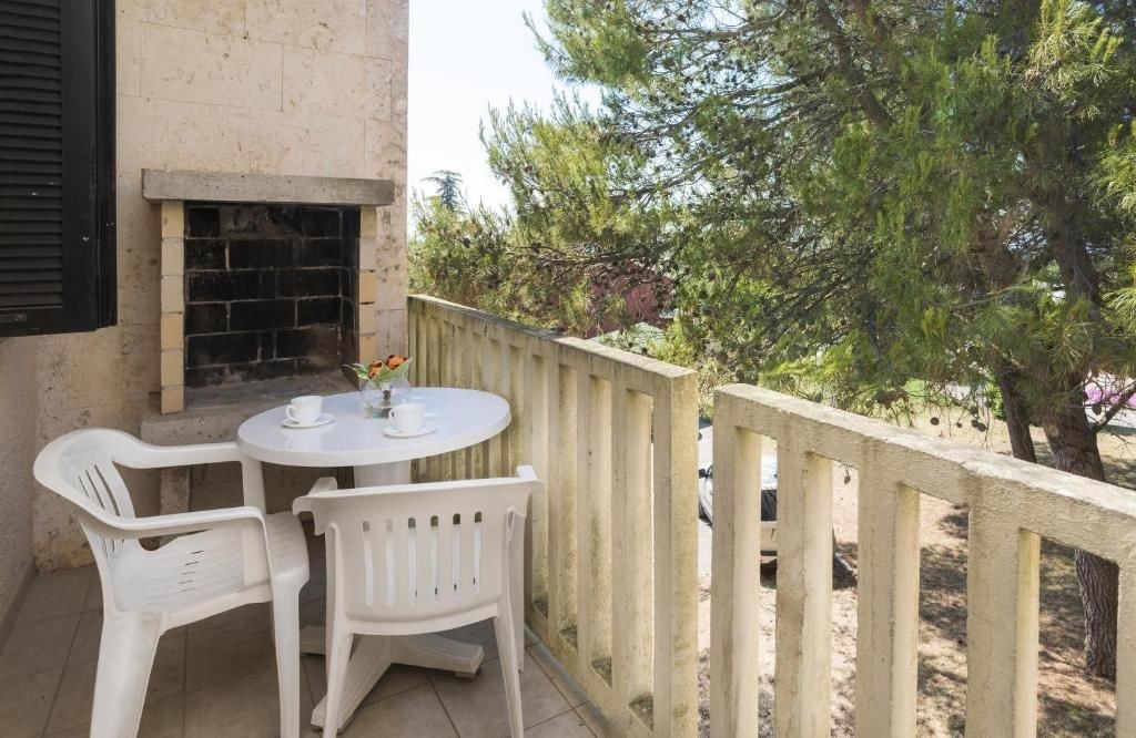 rooms-1-bedroom-apartment-balcony-economy