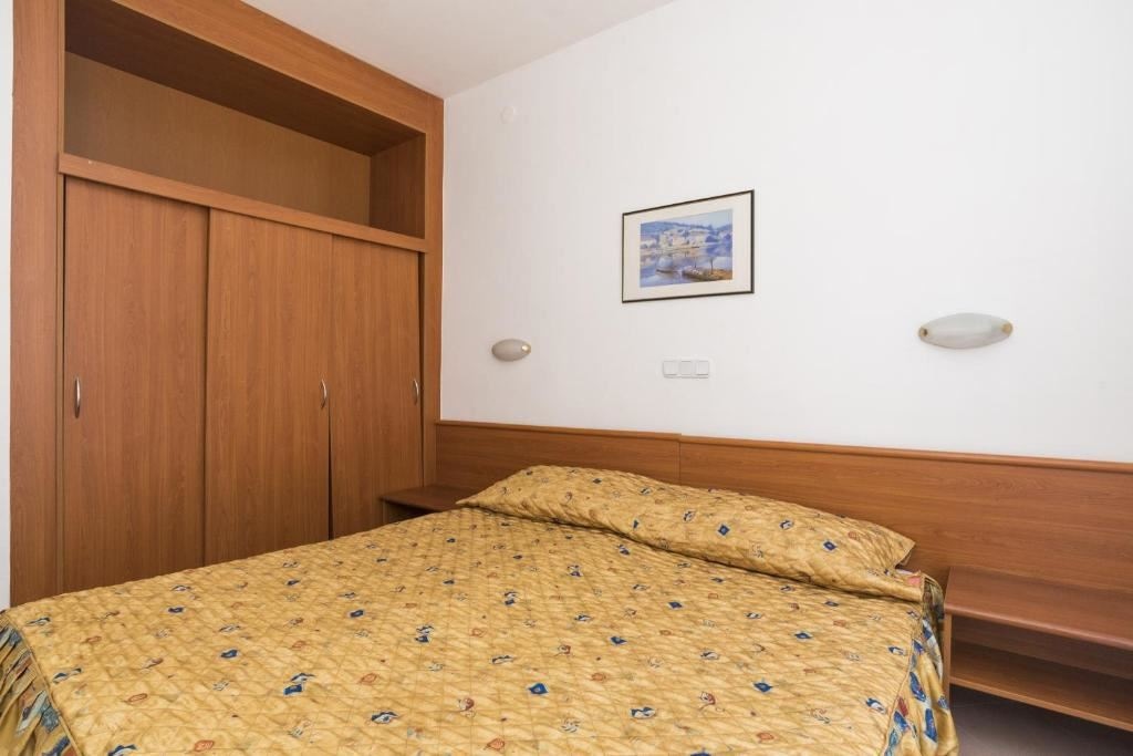 rooms-1-bedroom-apartment-park-view-balcony-economy