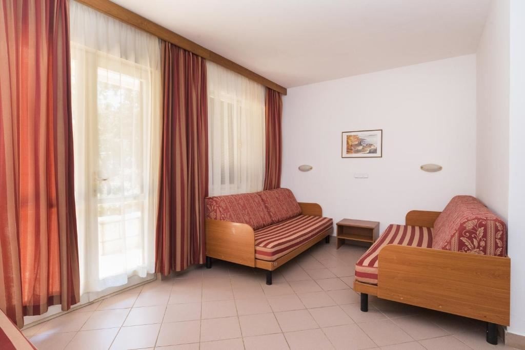 rooms-multiplebed-apartment-park-view-balcony-economy