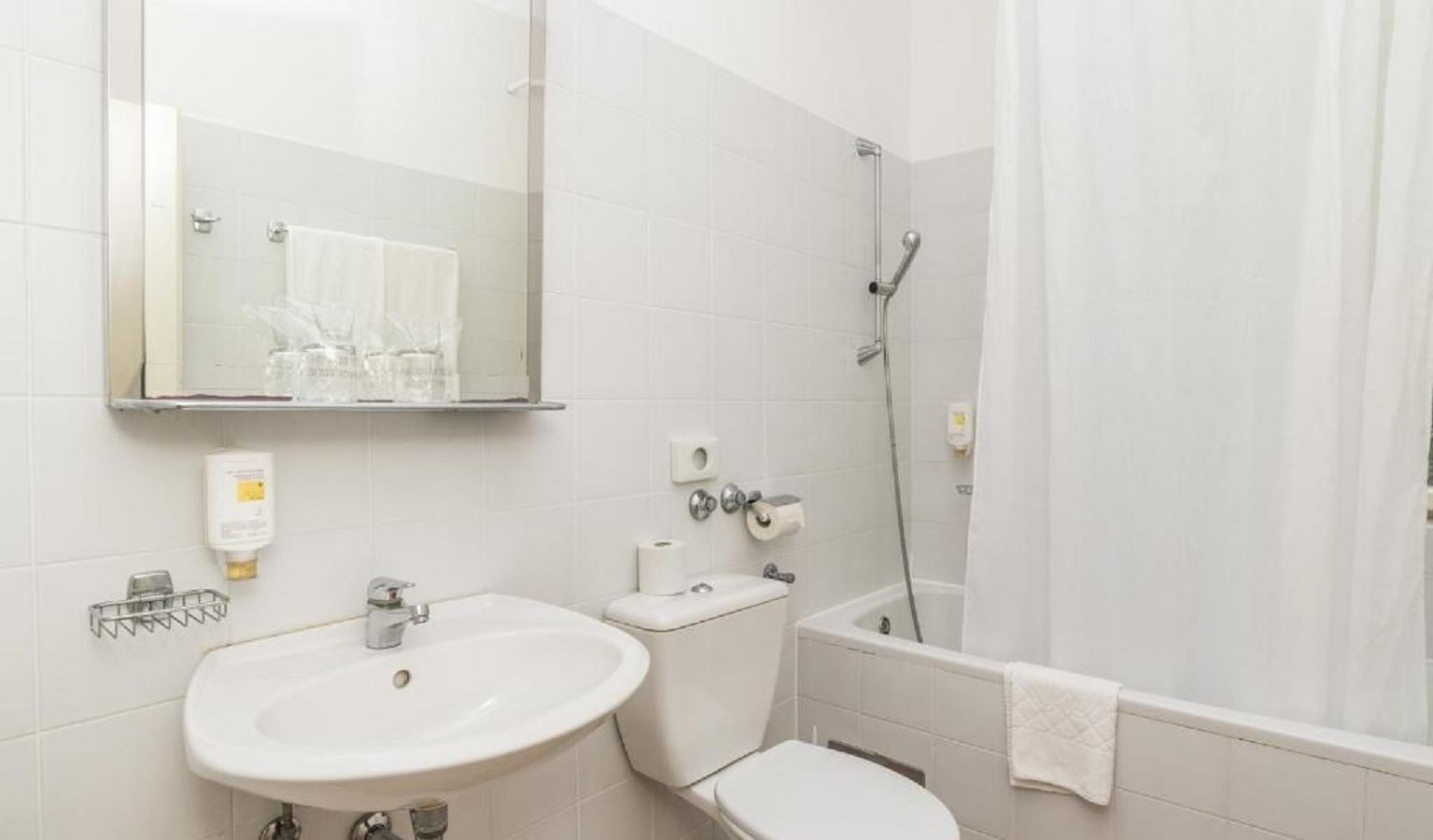 rooms-multiplebed-apartment-park-view-balcony-economy