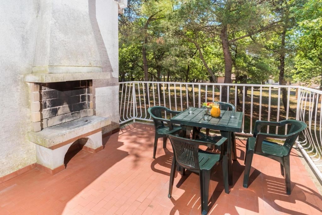 rooms-multiplebed-apartment-park-view-balcony-economy