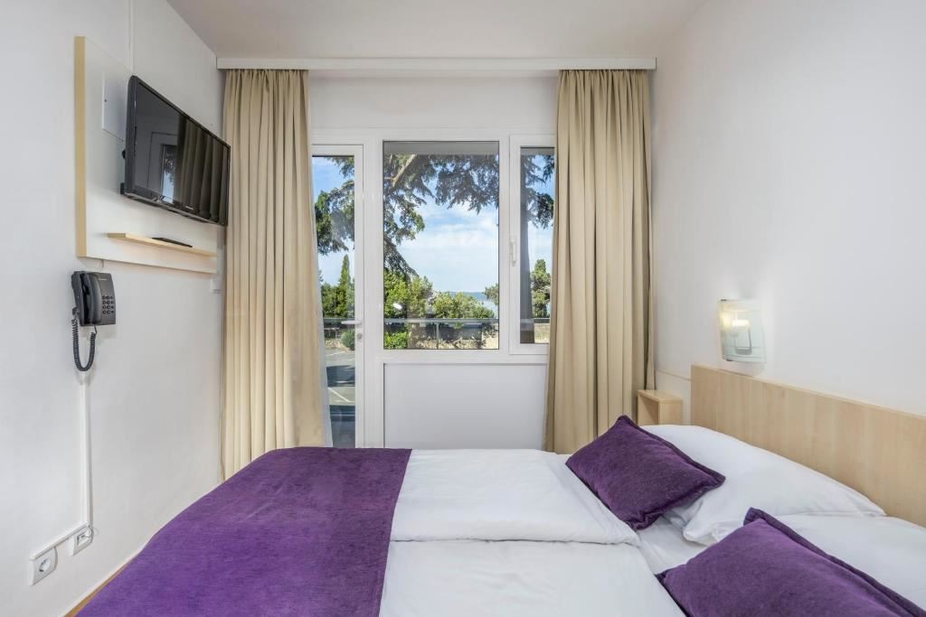 rooms-superior-room-seaside-balcony