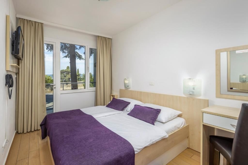 rooms-superior-room-seaside-balcony