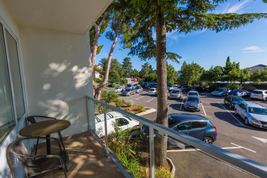 rooms-superior-room-seaside-balcony