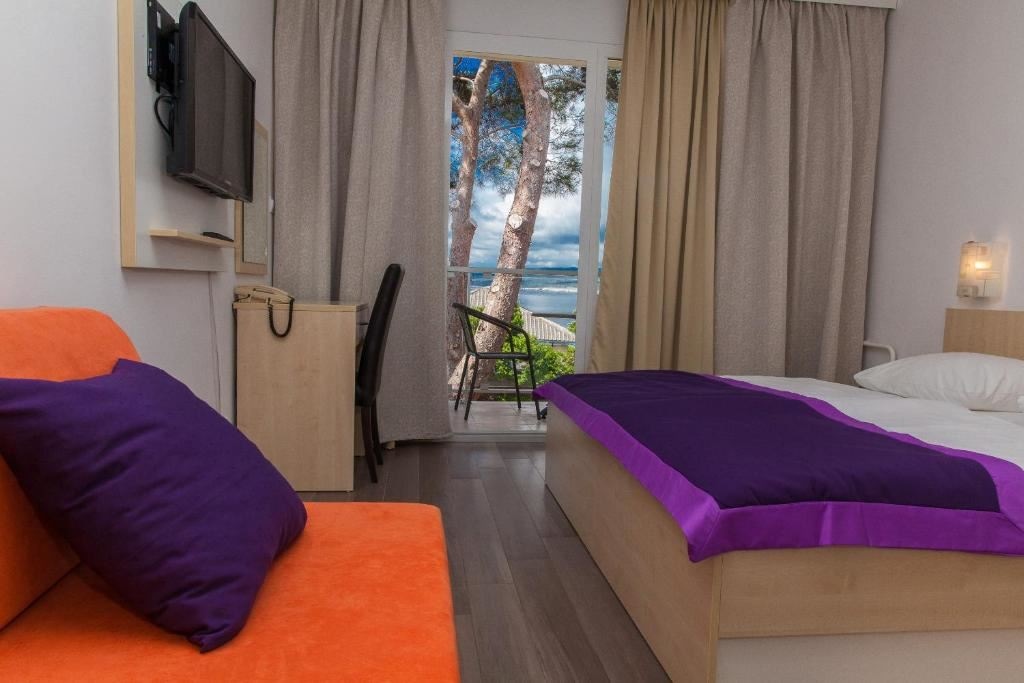 rooms-single-wchild-superior-room-seaside-balcony