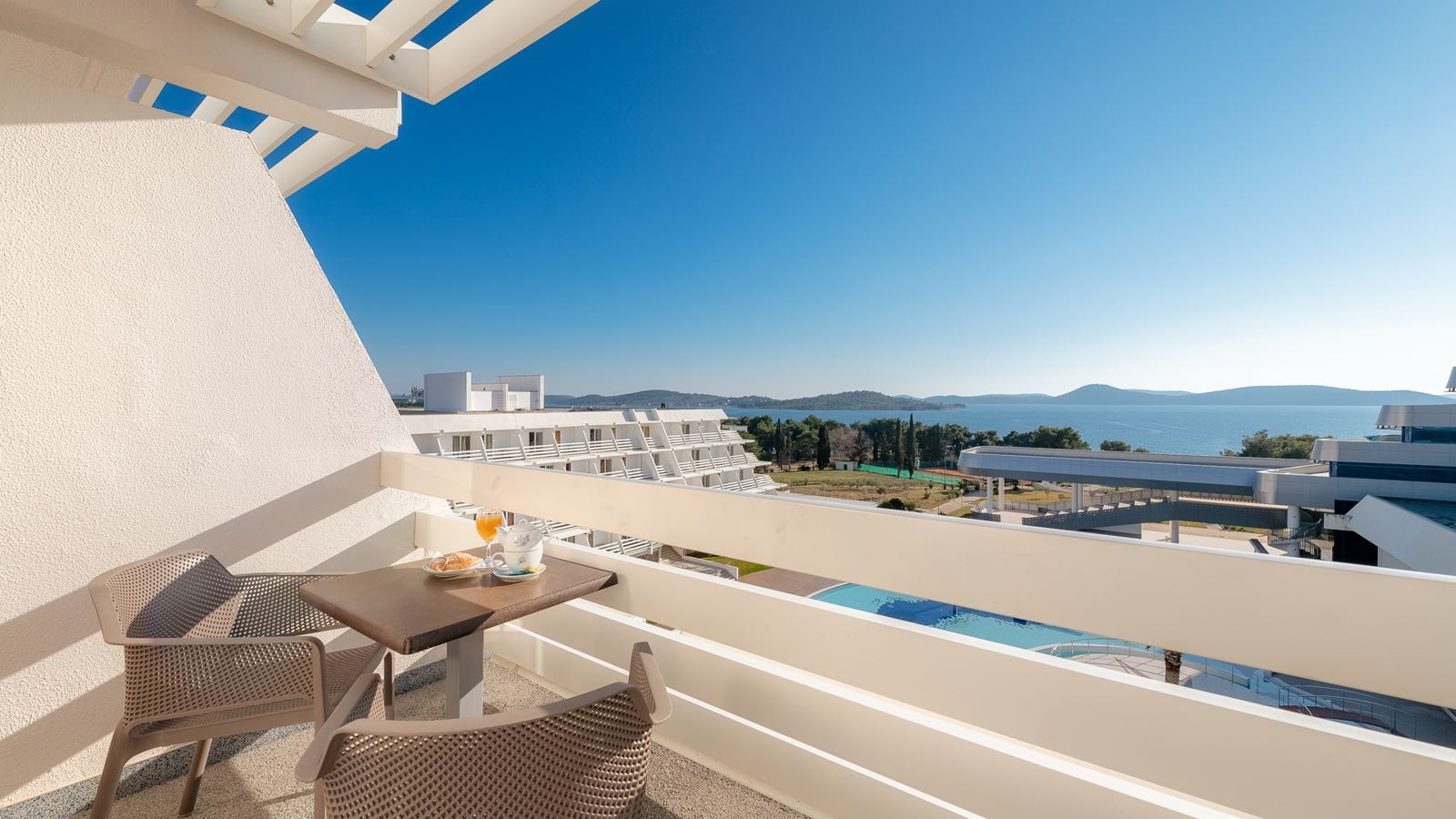 rooms-superior-room-sea-view-balcony