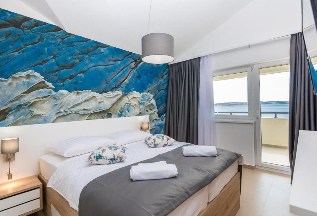 rooms-1-bedroom-comfort-apartment-seaview-balcony