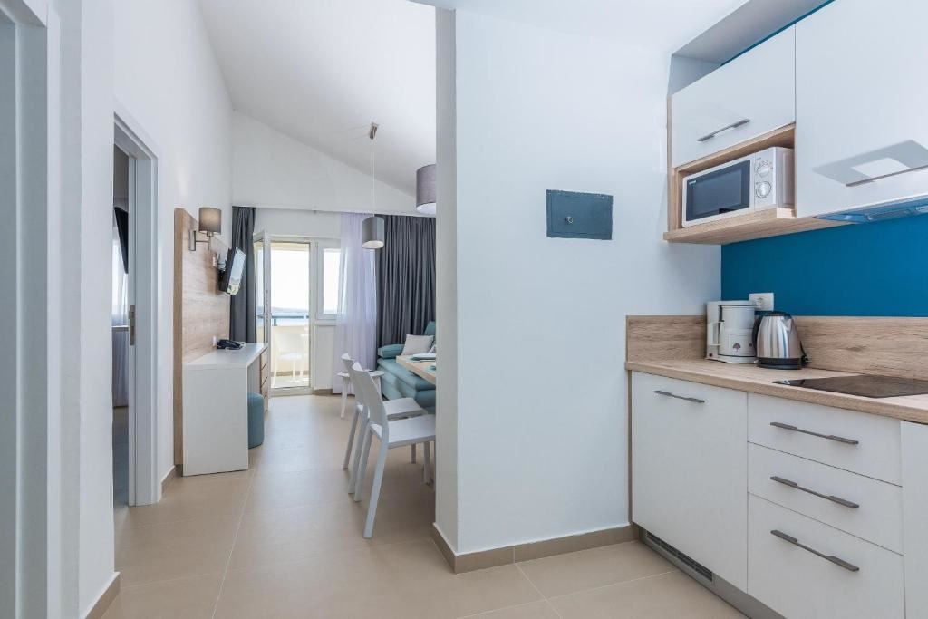 rooms-1-bedroom-comfort-apartment-seaview-balcony