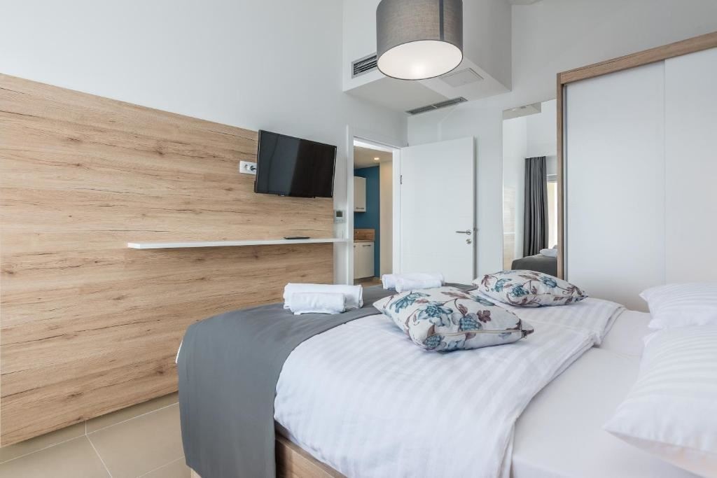 rooms-1-bedroom-comfort-apartment-seaview-balcony