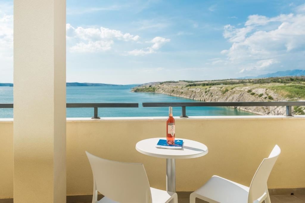 rooms-1-bedroom-comfort-apartment-seaview-balcony