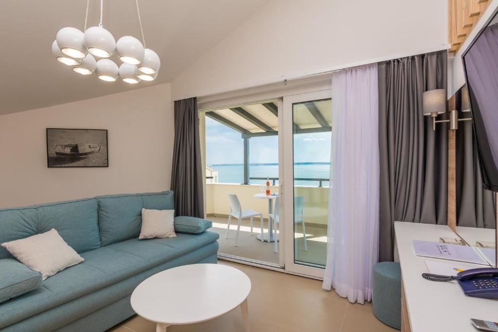 rooms-1-bedroom-comfort-apartment-seaview-balcony