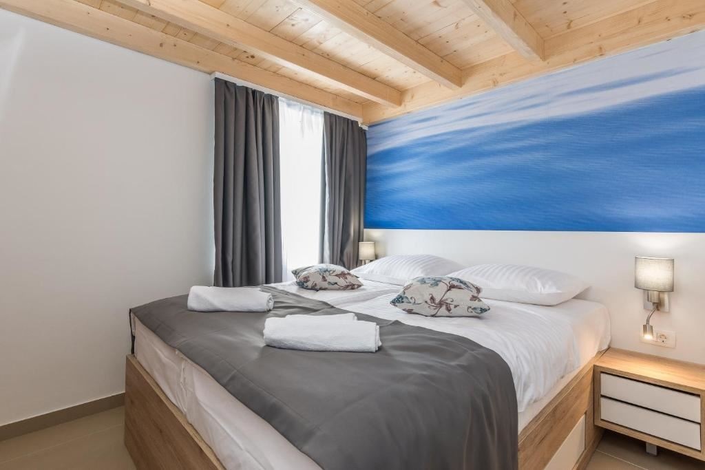 rooms-1-bedroom-comfort-apartment-seaview-balcony