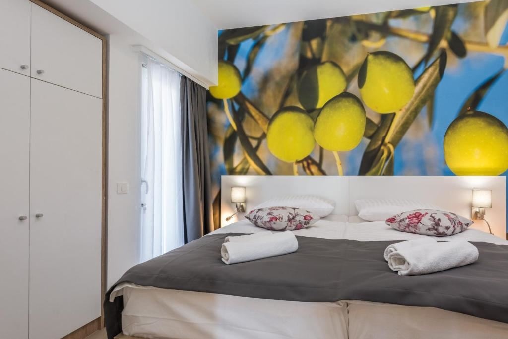 rooms-1-bedroom-standard-apartment-seaview-balcony