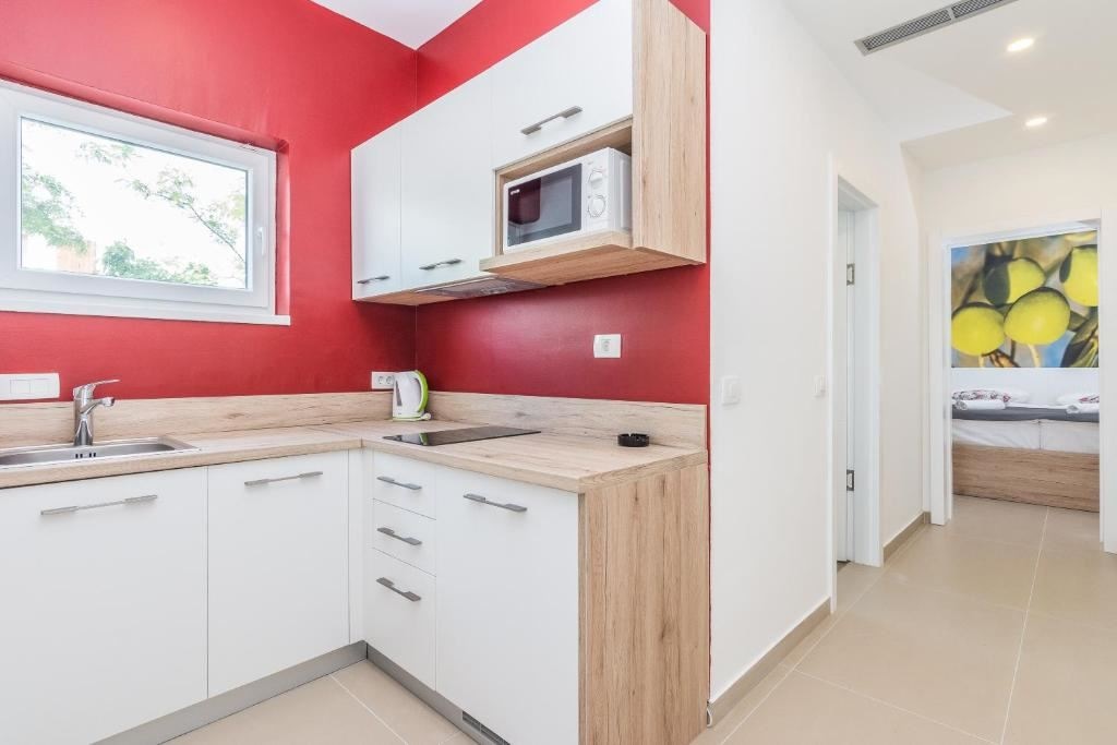 rooms-1-bedroom-standard-apartment-seaview-balcony