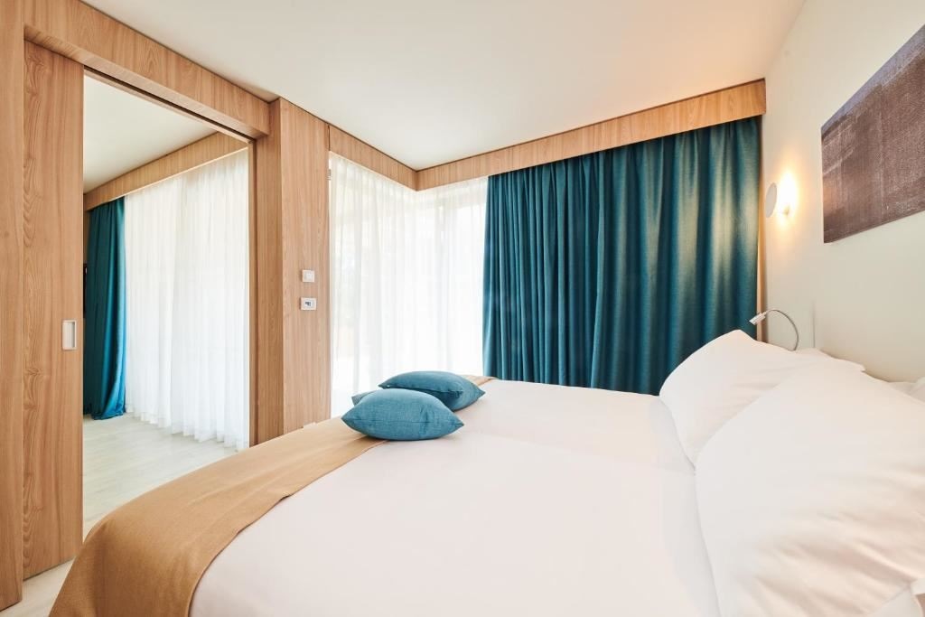 rooms-gardenbuilding-suite-park-view-balcony