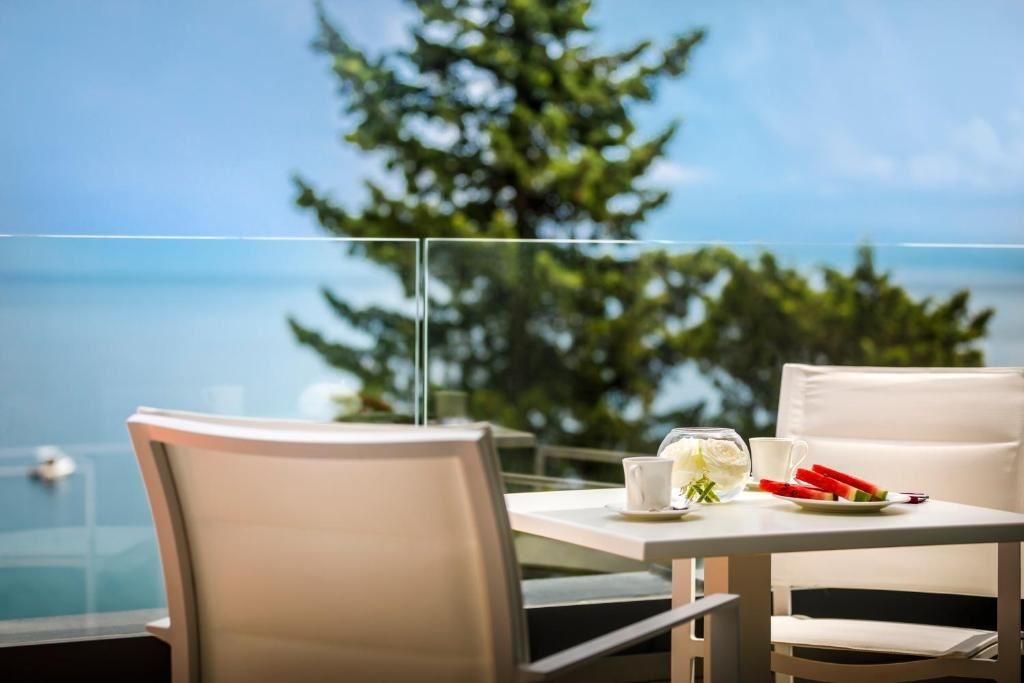 rooms-2-connectingrooms-superior-familyroom-seaview-balcony