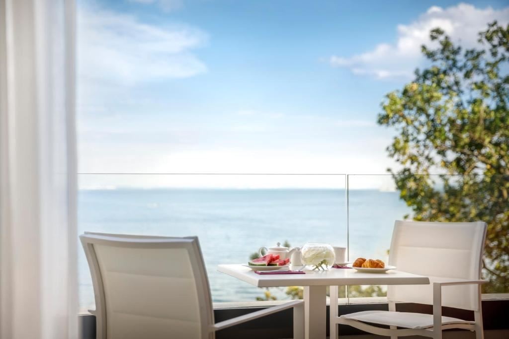 rooms-superior-room-seaview-balcony