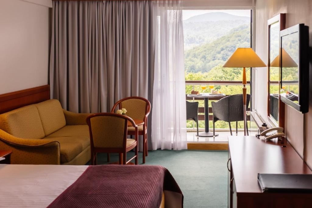 rooms-double-superior-room-lakeside-balcony