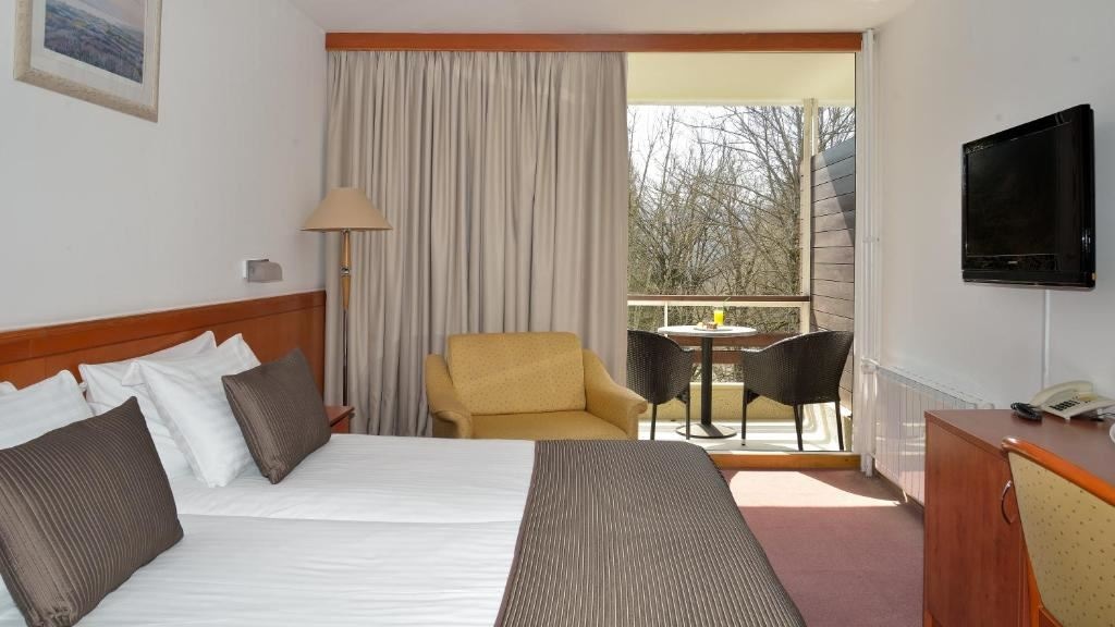 rooms-double-superior-room-lakeside-balcony