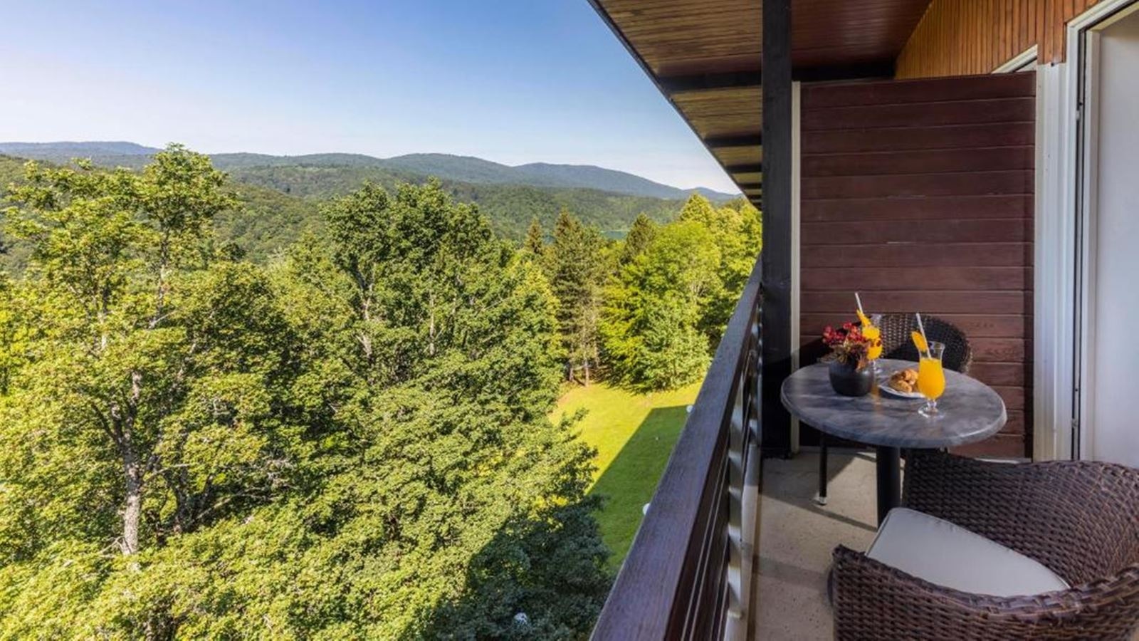 rooms-double-superior-room-lakeside-balcony