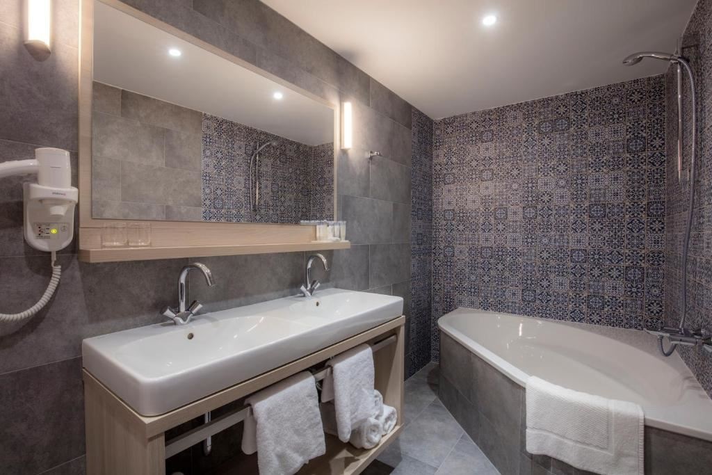 rooms-suite-seaview-balcony