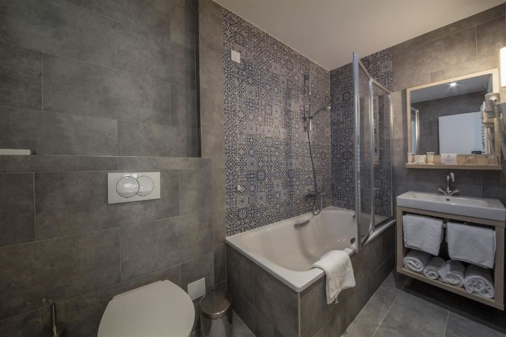 rooms-double-superior-room-seaview-balcony