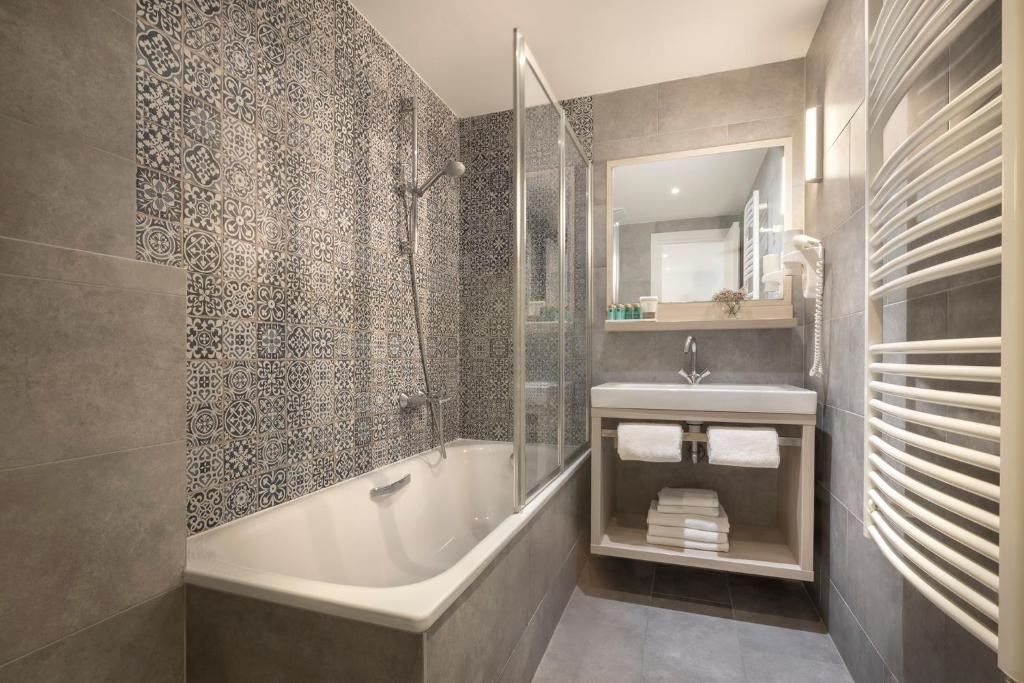 rooms-double-superior-room-seaview-balcony