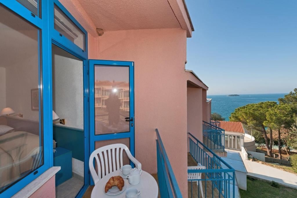 rooms-double-superior-room-seaside-balcony